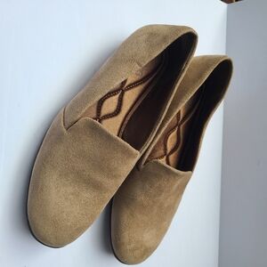 Baretraps Women's Janine Tan Flat Loafers Size 7 1/2 M